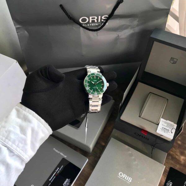 Oris Aquis Date Authentic Silver Green Dial Automatic Mens Watch