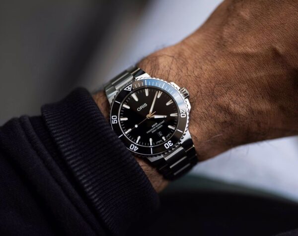 Oris Aquis Date Silver Black Dial Men’s Sports Firstcopy Replica Watch