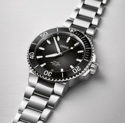 Oris Aquis Date Silver Black Dial Men’s Sports Firstcopy Replica Watch