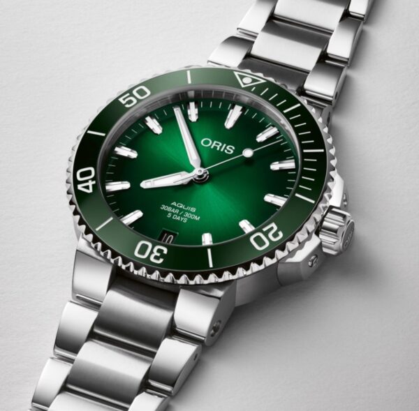 Oris Aquis Date Authentic Silver Green Dial Automatic Mens Watch
